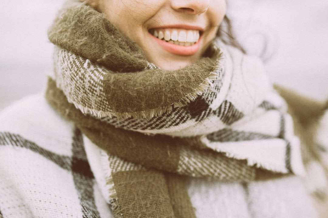 жінка в біло-чорний шарф онлайн пазл