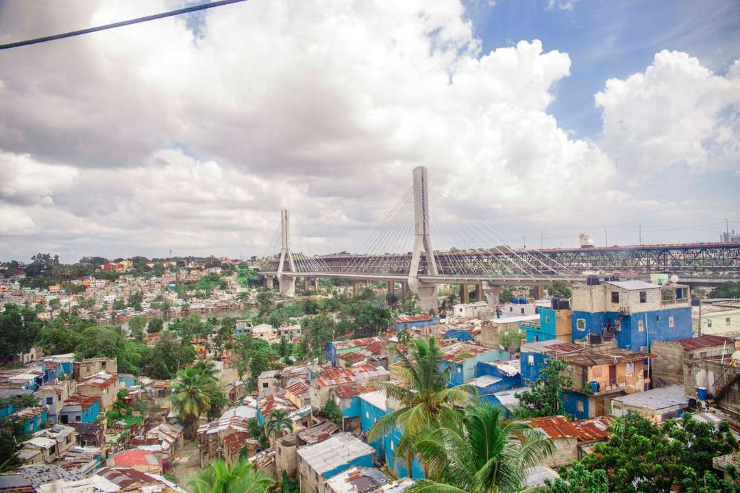 pod gri peste oraș sub cer înnorat în timpul zilei puzzle online