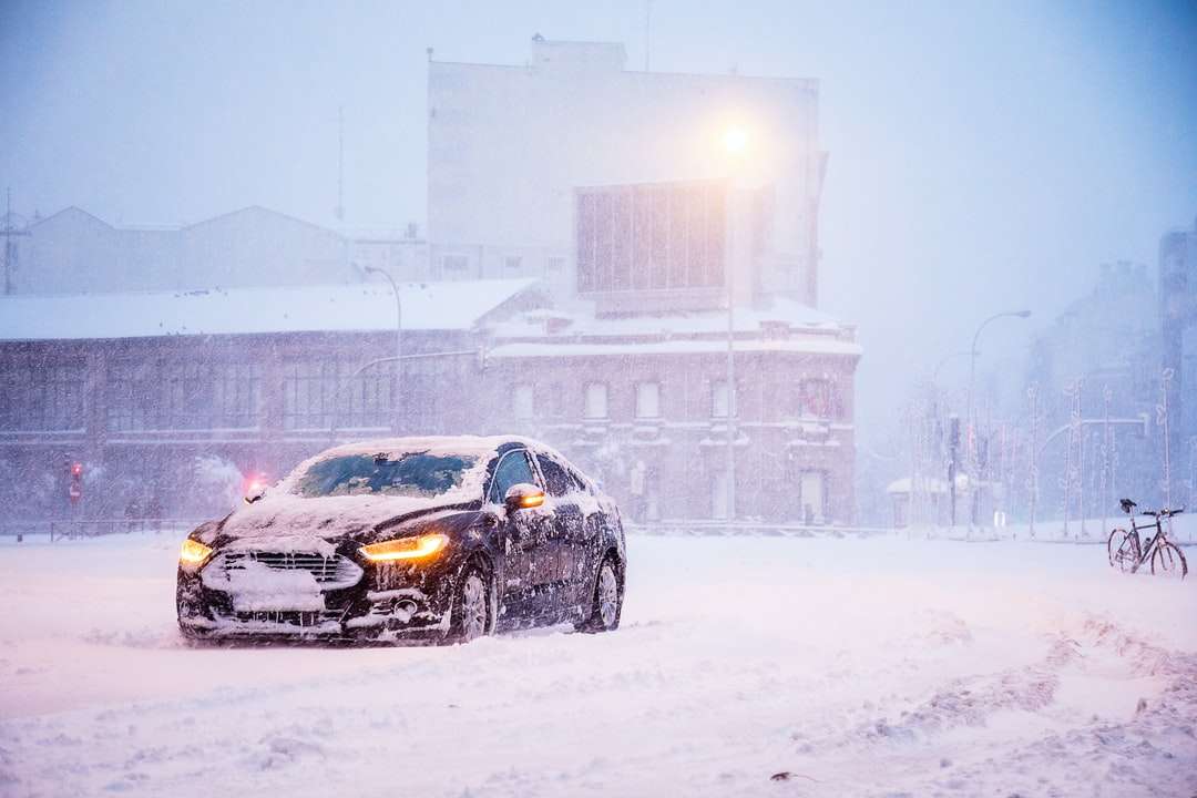 gelber und schwarzer Sportwagen auf schneebedeckter Straße Puzzlespiel online