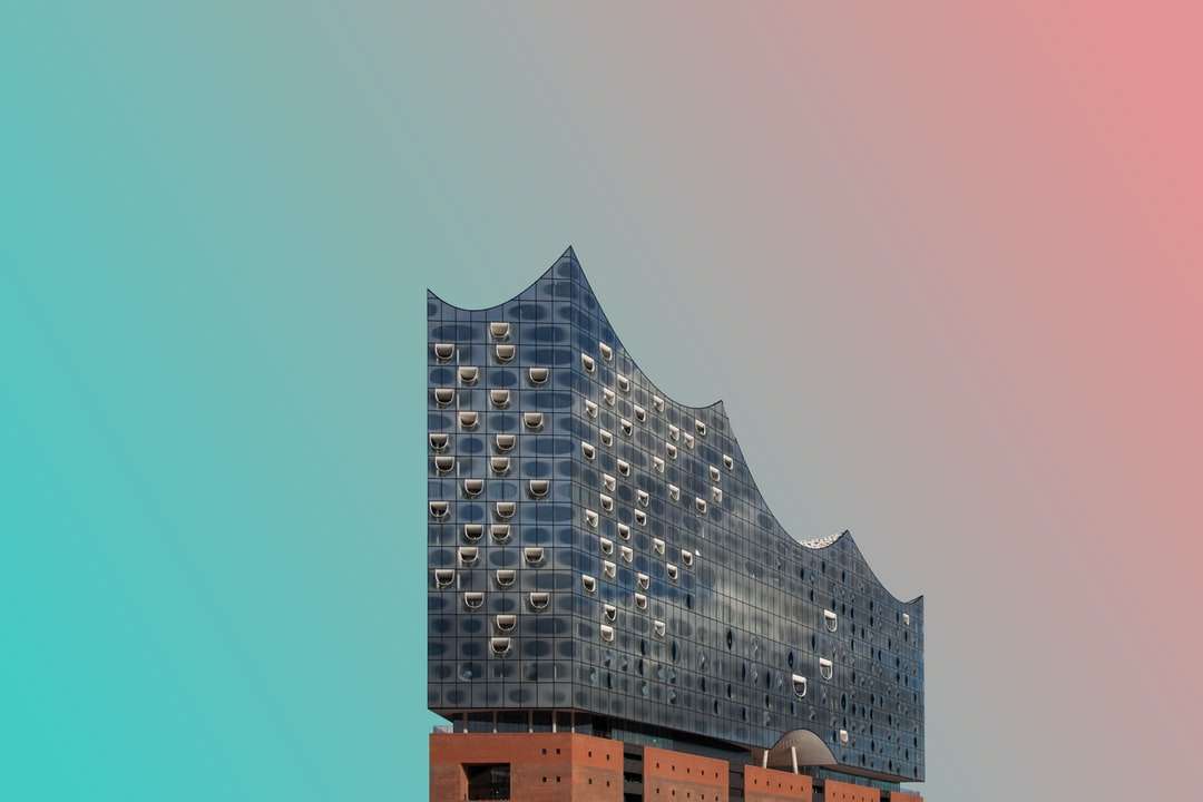 grå betongbyggnad under blå himmel under dagtid Pussel online