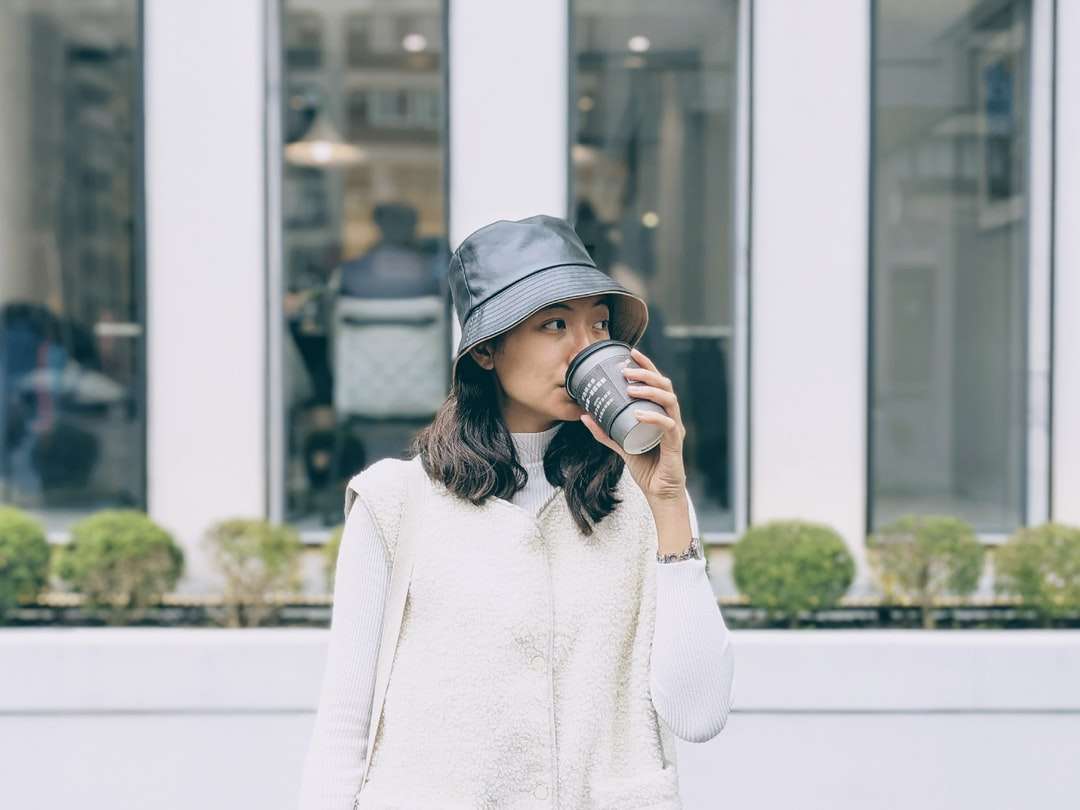 nő fehér pulóvert visel fekete sapkát online puzzle