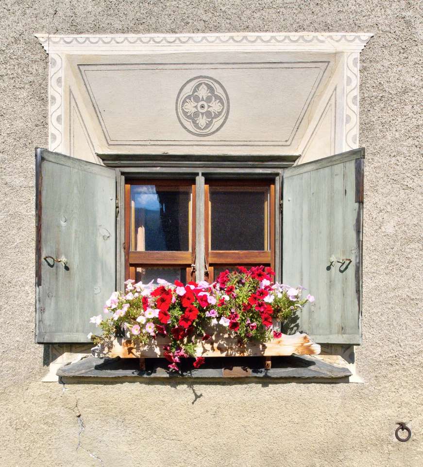 blauwe houten deur met bloemen erop legpuzzel online
