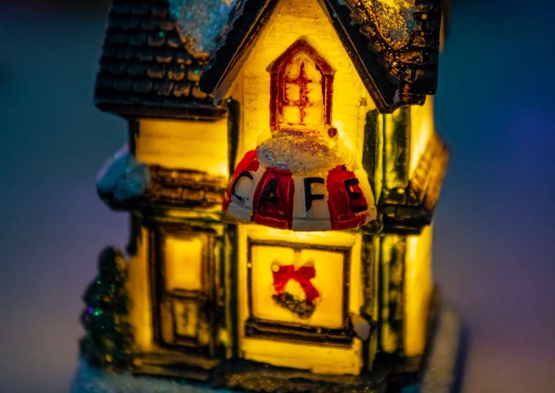 rote und gelbe Keramikhausfigur Puzzlespiel online