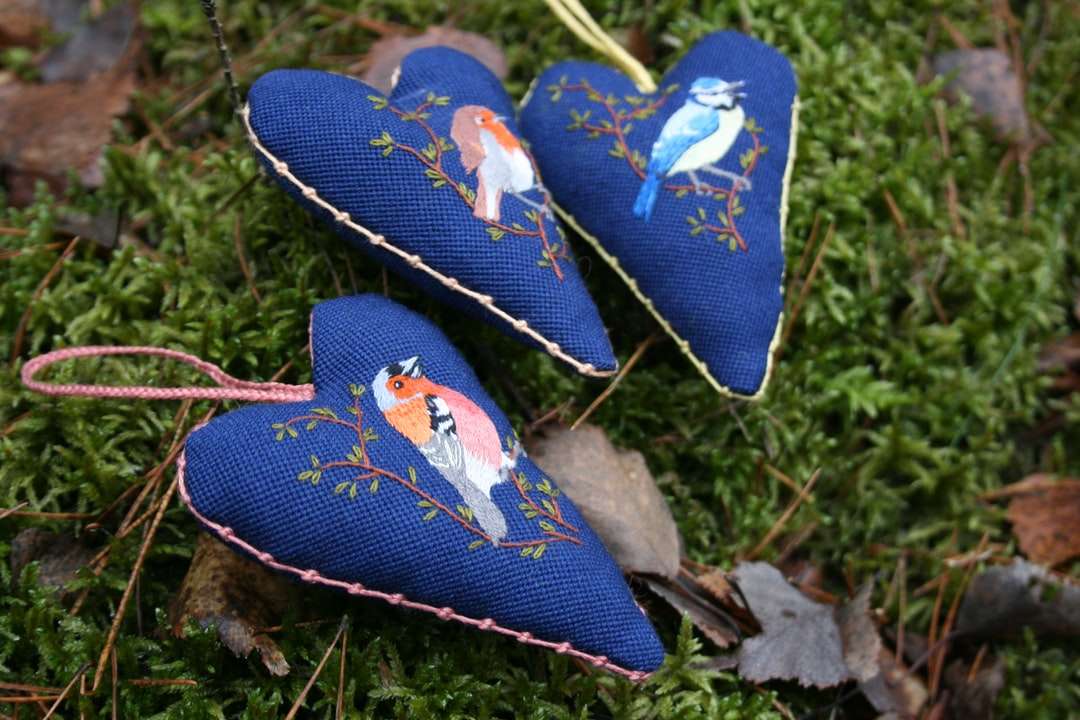 синя и бяла пеперуда с щампа възглавница във формата на сърце онлайн пъзел