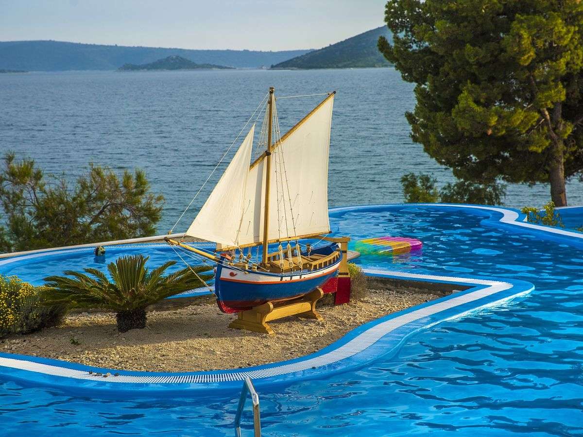Trogir hotel medence Horvátország online puzzle