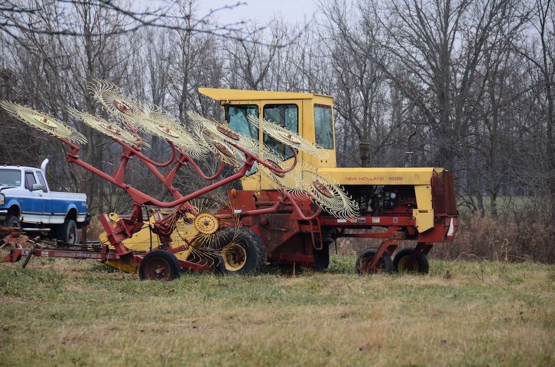 equipamento pesado amarelo e vermelho em campo de grama verde puzzle online
