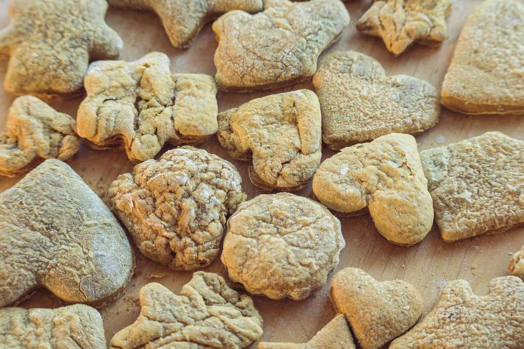 hnědé a bílé sušenky na hnědý dřevěný stůl online puzzle