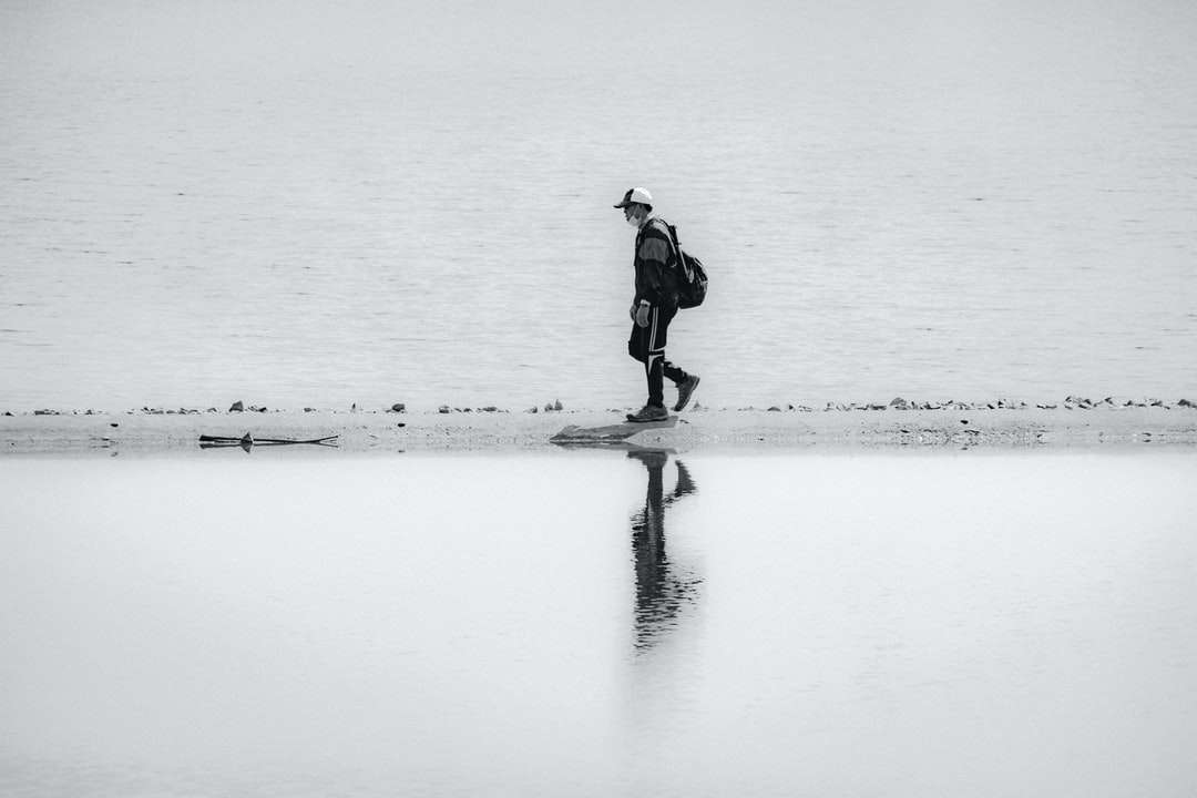 мъж в черно яке, стоящ на заснежена земя онлайн пъзел