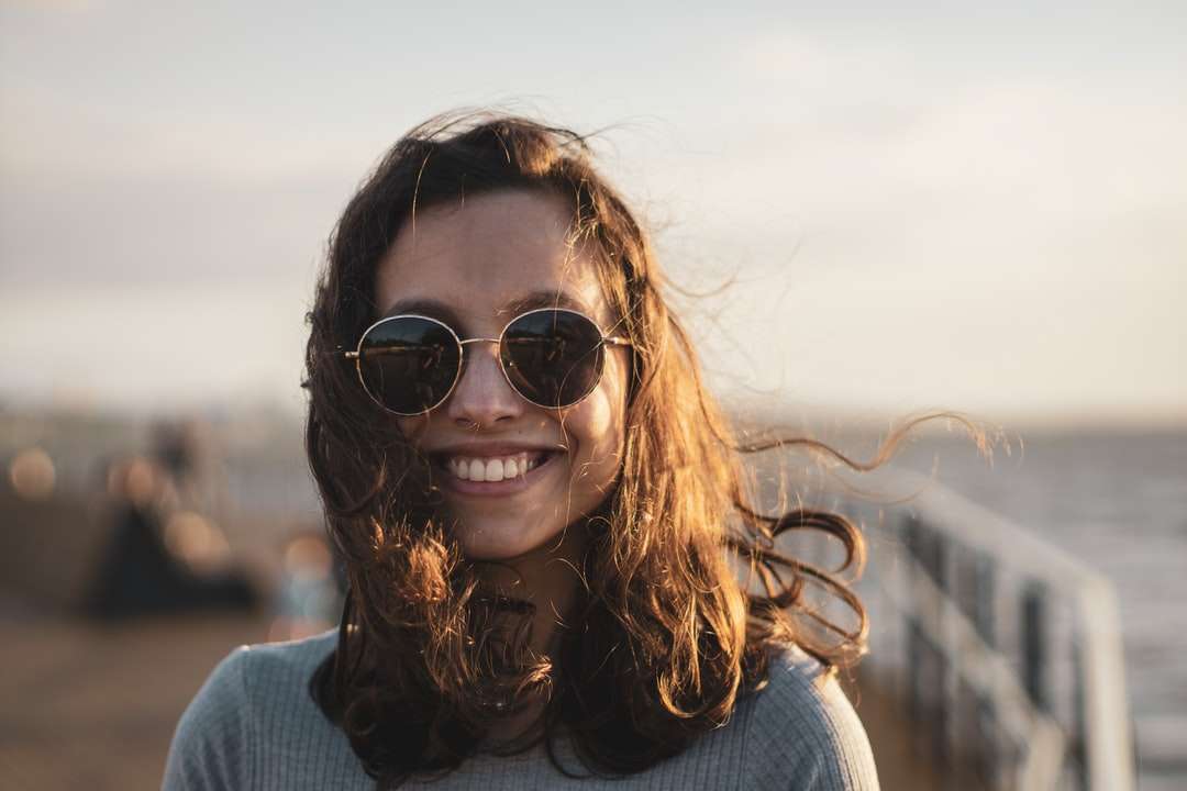 femme en pull bleu portant des lunettes de soleil noires puzzle en ligne