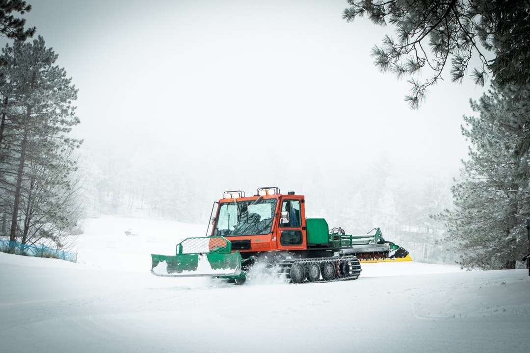 equipamento pesado vermelho e verde em solo coberto de neve quebra-cabeças online