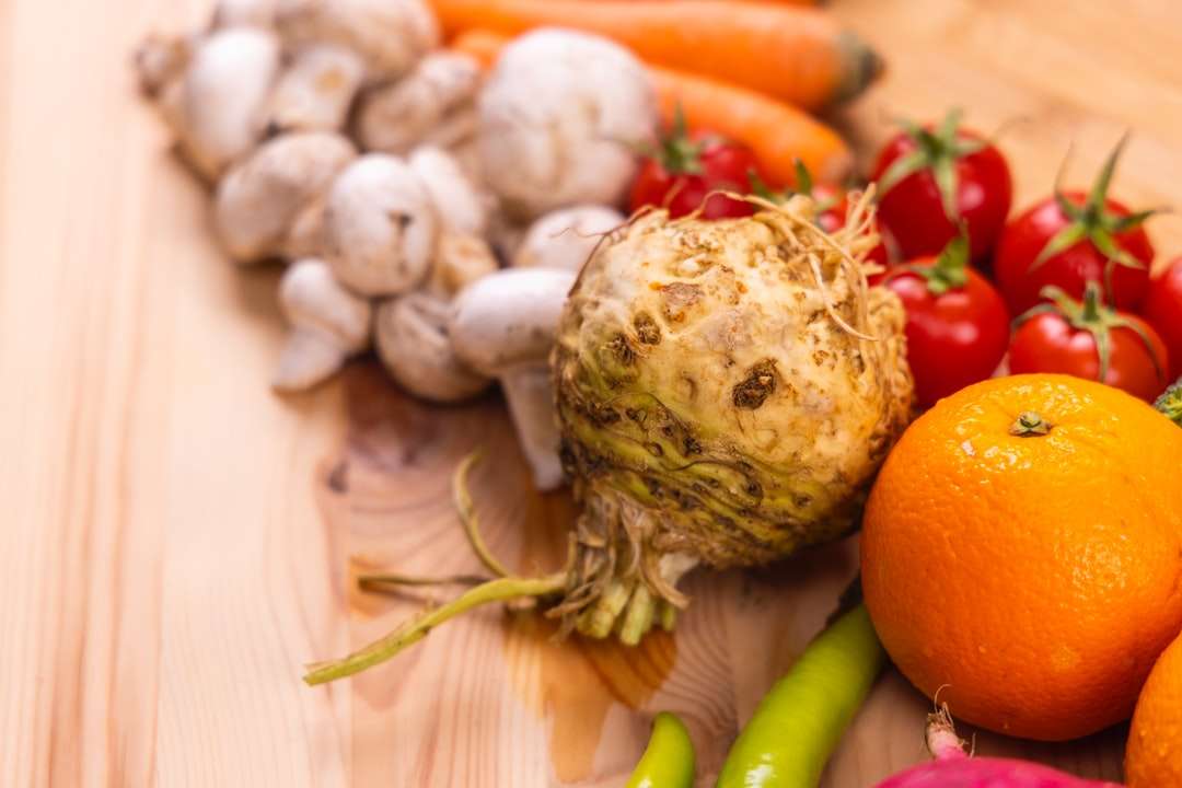 πορτοκαλί φρούτα και σκόρδο σε λευκό κεραμικό πιάτο online παζλ