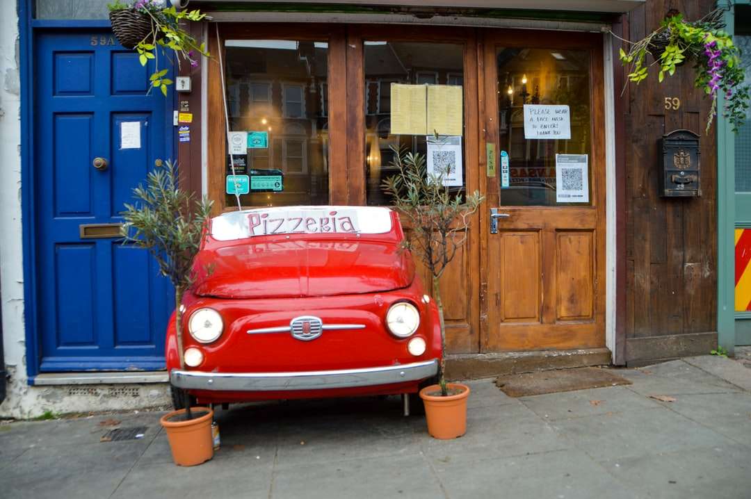 κόκκινο φορτηγό Volkswagen t-2 παρκαρισμένο δίπλα σε καφέ ξύλινο κτίριο παζλ online