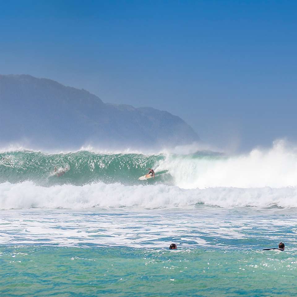 lidé surfování na mořských vlnách během dne skládačky online