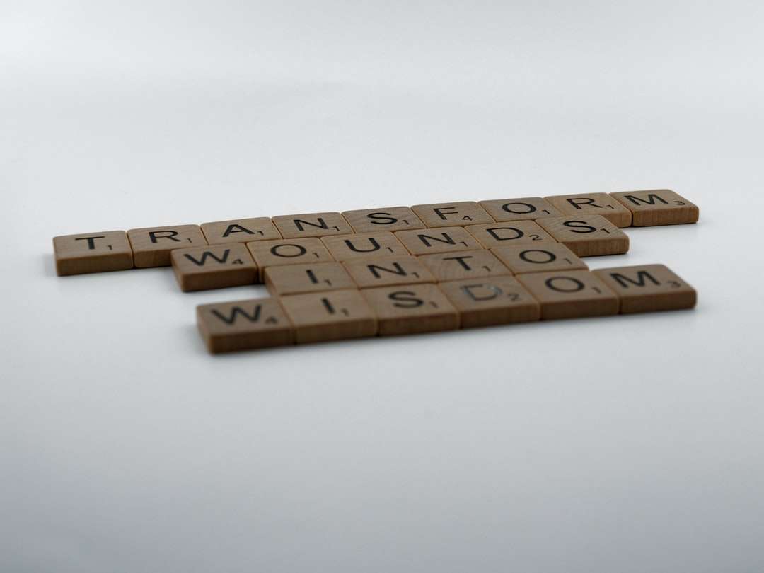 白いテーブルの上の茶色の木製ブロック ジグソーパズルオンライン