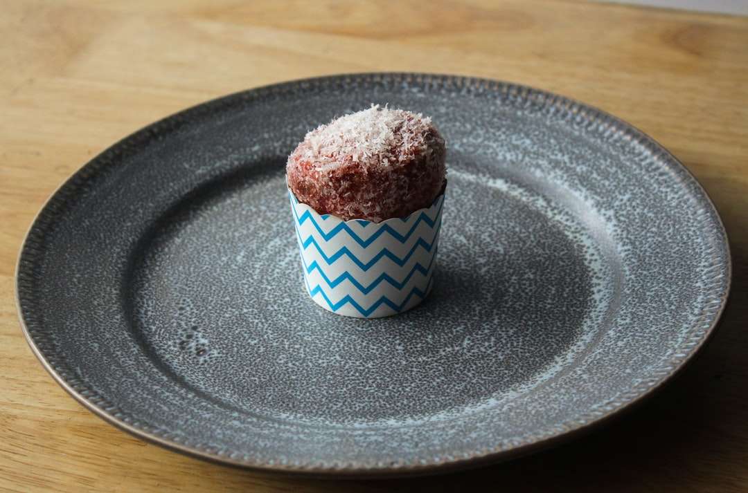 σοκολάτα cupcake σε μαύρο στρογγυλό πιάτο παζλ online