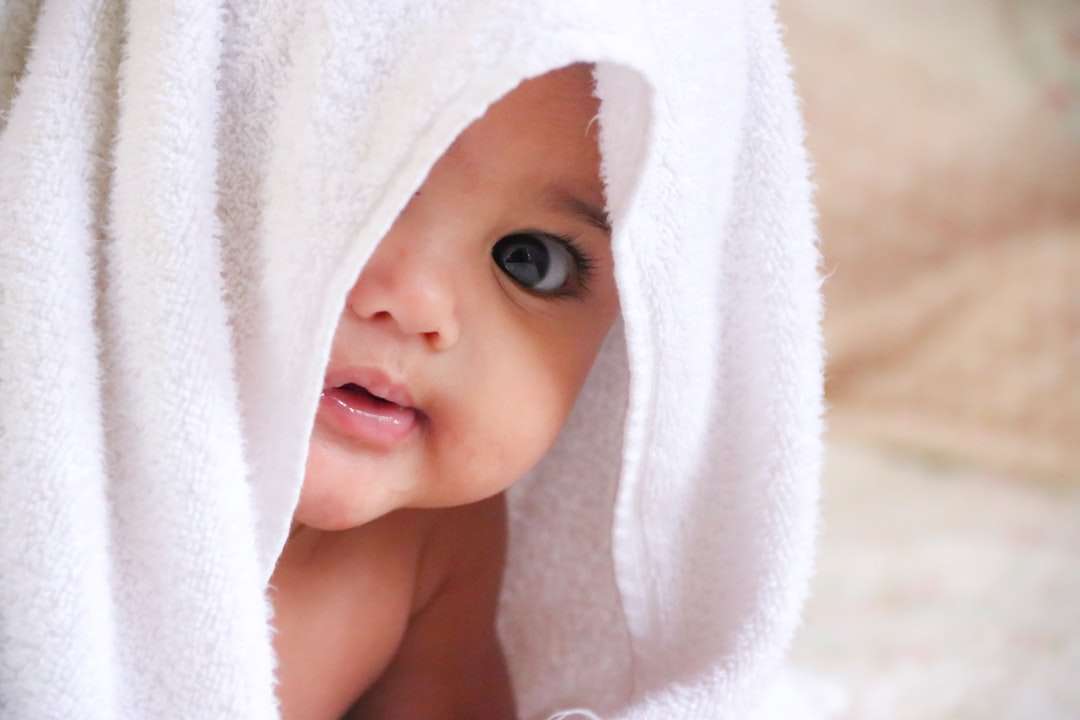Babypuppe bedeckt mit weißem Handtuch Online-Puzzle