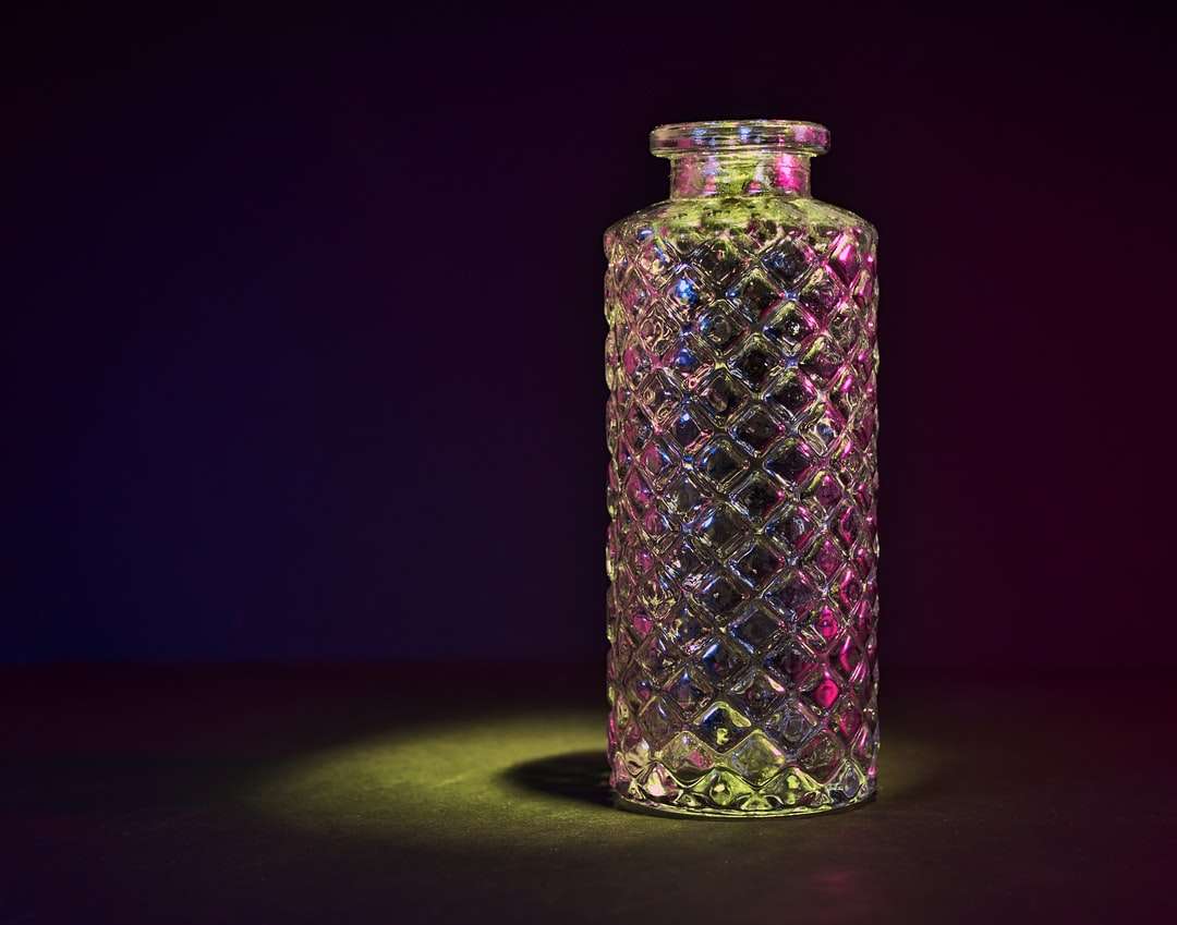 frasco de vidrio transparente con luz violeta y blanca rompecabezas en línea