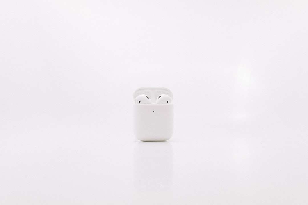 White Apple Airpods laddningsfodral Pussel online