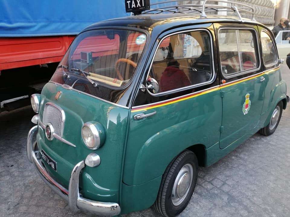 Taxi Fiat Multipla puzzle en ligne
