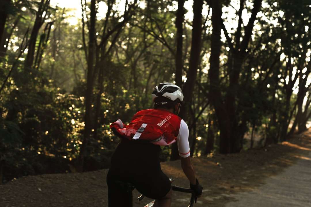 férfi piros inget, lovaglás kerékpár kirakós online