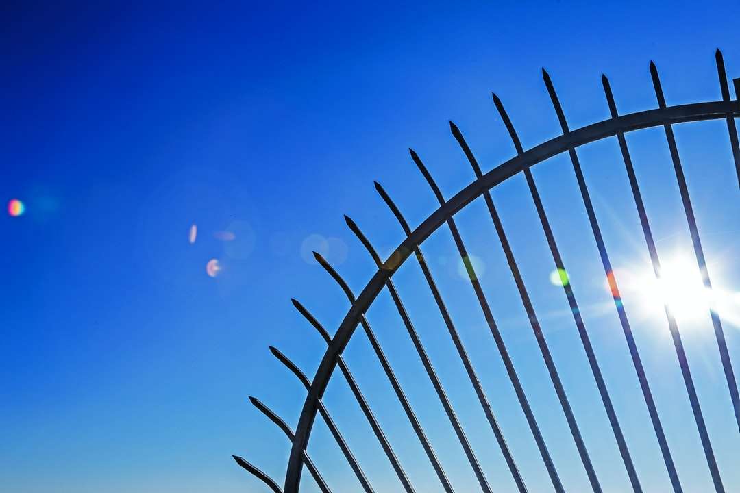 fekete fém kerítés kék ég alatt nappal online puzzle