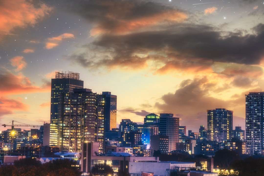 Stadtskyline unter bewölktem Himmel während der Nachtzeit Online-Puzzle
