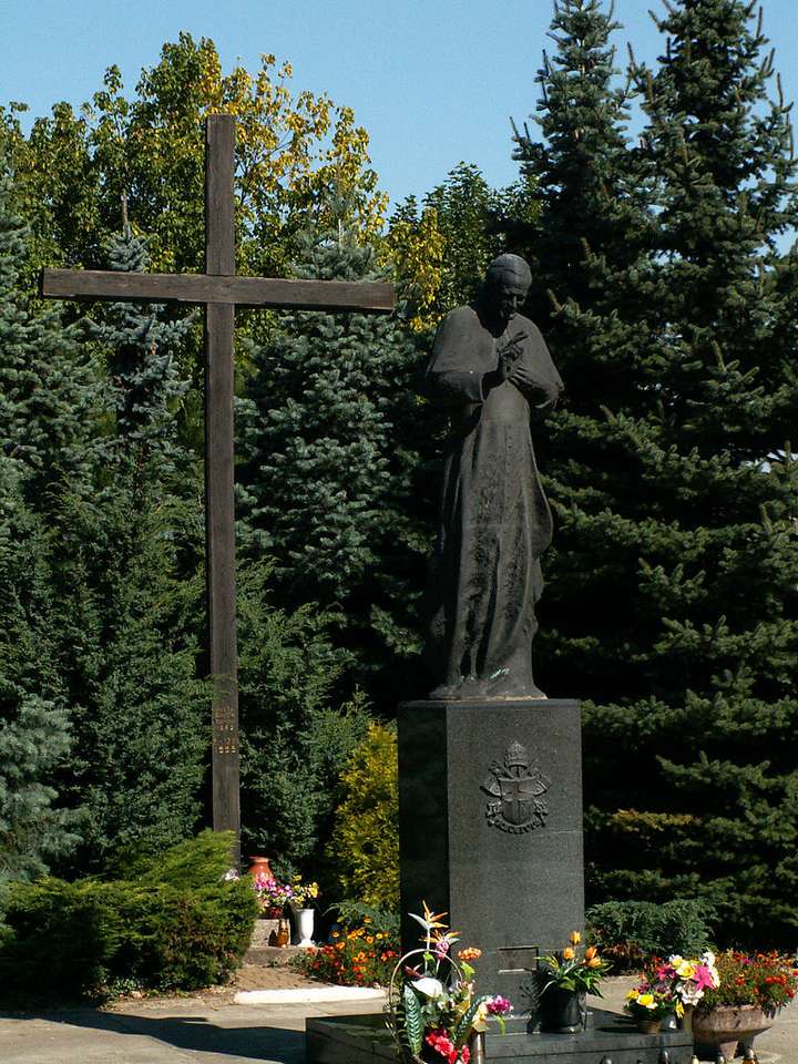 Denkmal von Johannes Paul II. Vor der Kirche in Mistrzejów Puzzlespiel online
