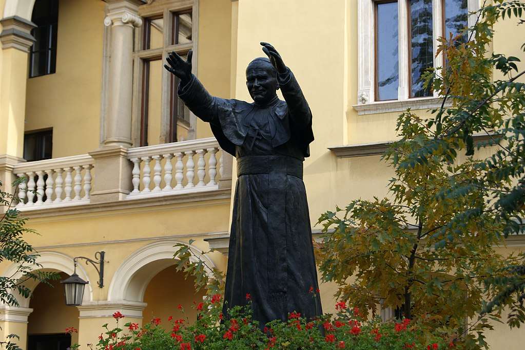 Denkmal für Johannes Paul II. Im Hof ​​des Bischofspalastes Online-Puzzle
