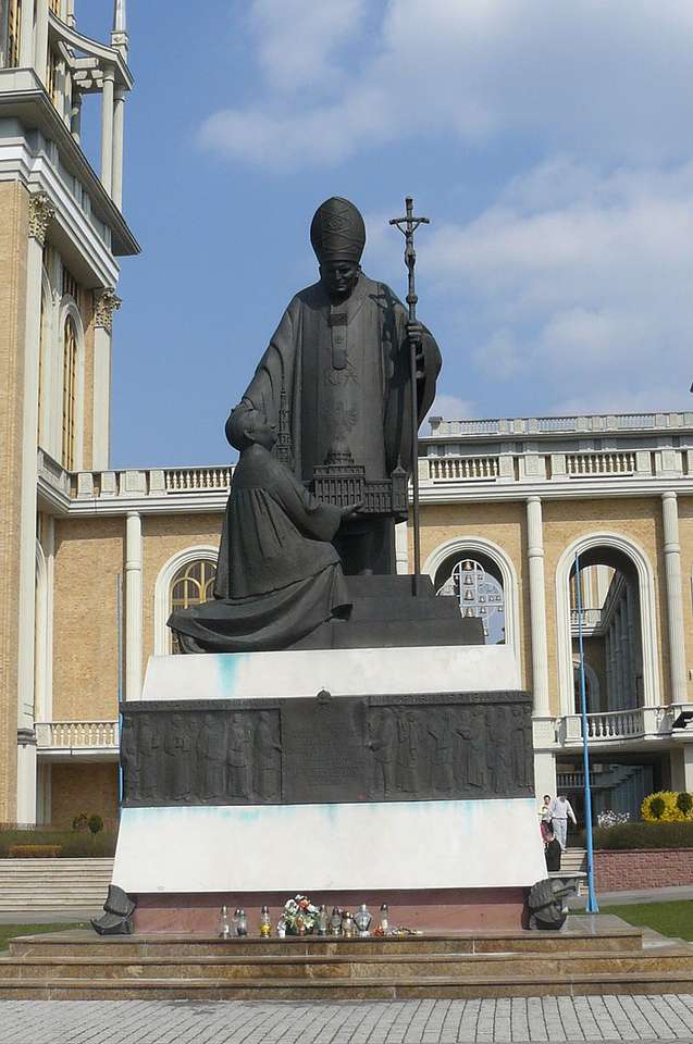 Monumento a Juan Pablo II en Licheń Stary rompecabezas en línea