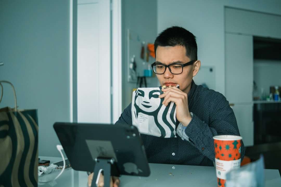 om în pulover alb-negru puzzle online