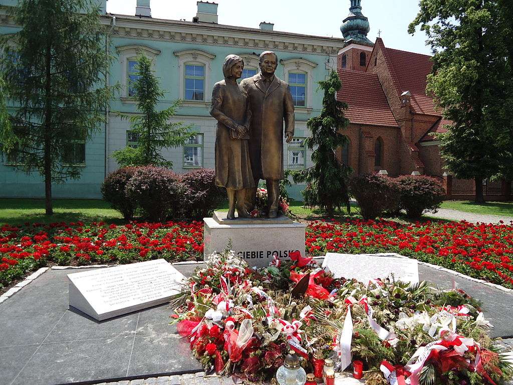Lech és Maria Kaczyński emlékműve Radomban kirakós online