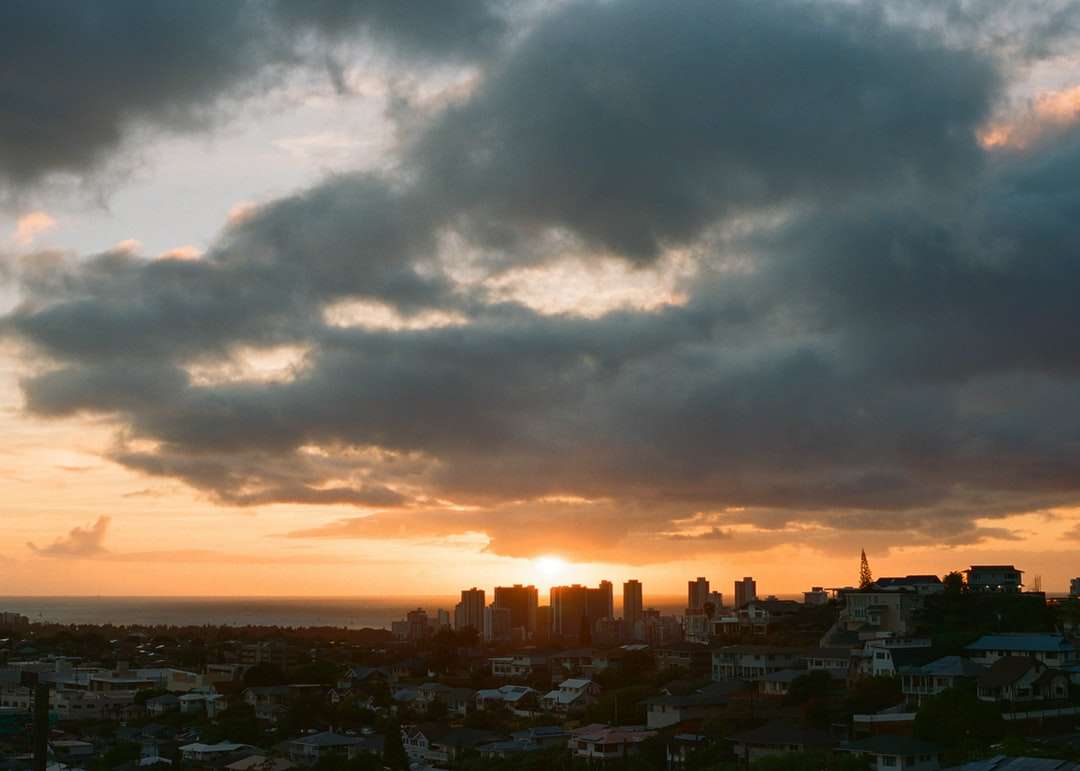 skyline van de stad onder bewolkte hemel overdag online puzzel