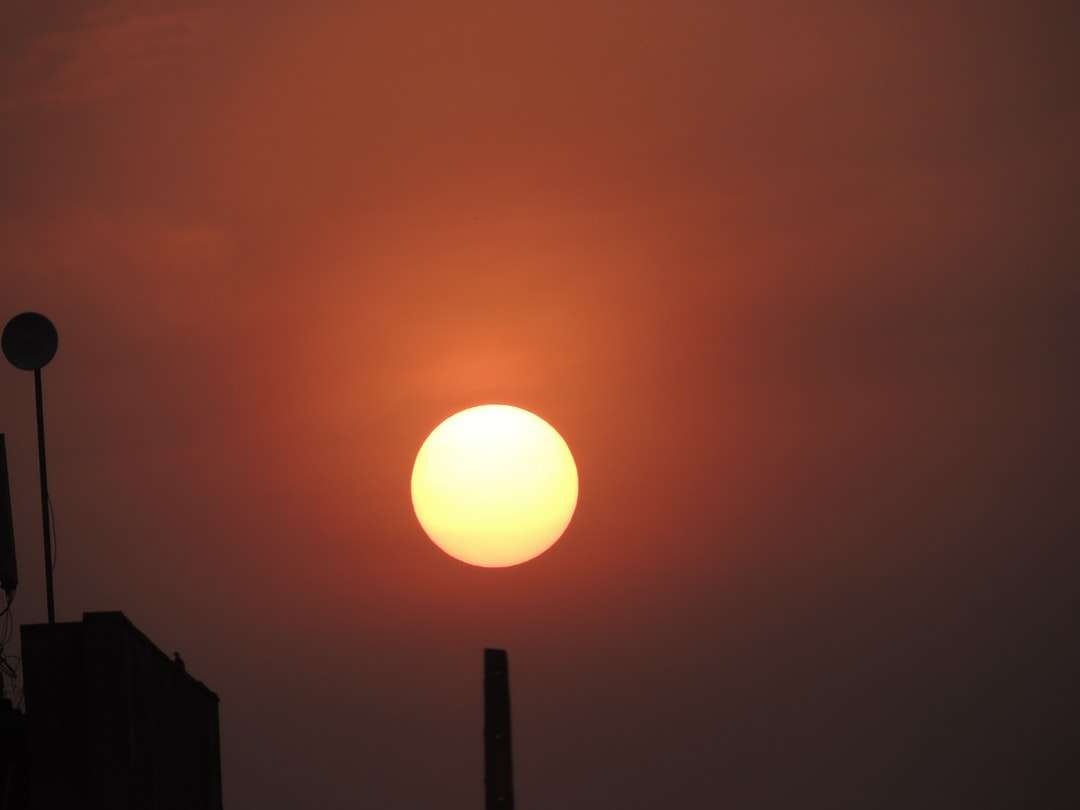silhuett av byggnad under solnedgången pussel på nätet