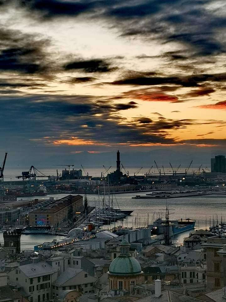 Genova, a kikötő és a lámpa kirakós online