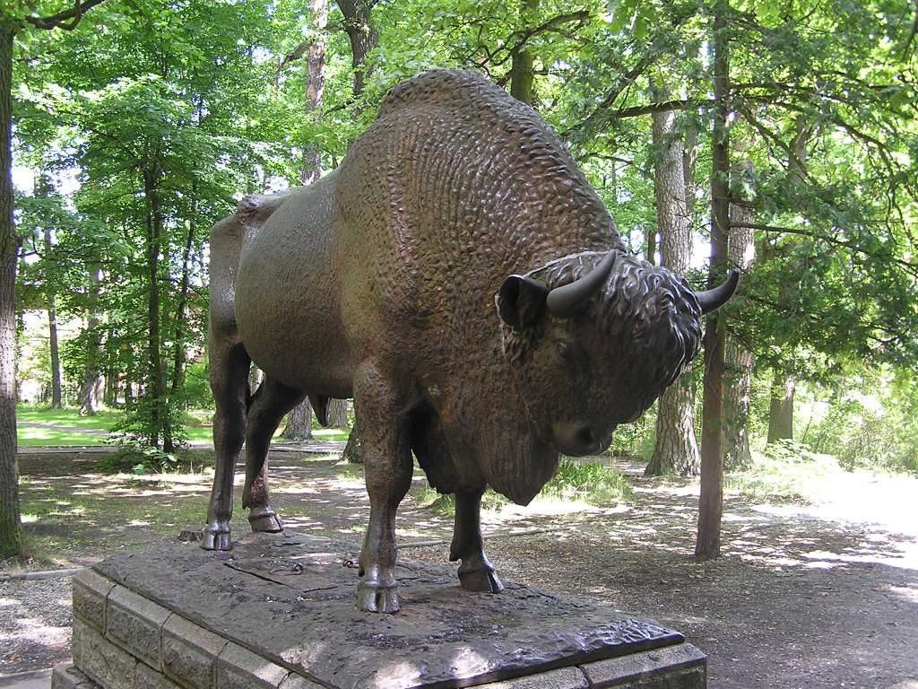 Una estatua de un bisonte en Spała rompecabezas en línea