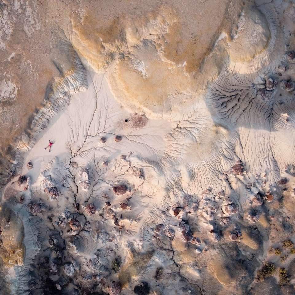 vista aérea da areia branca e marrom quebra-cabeças online