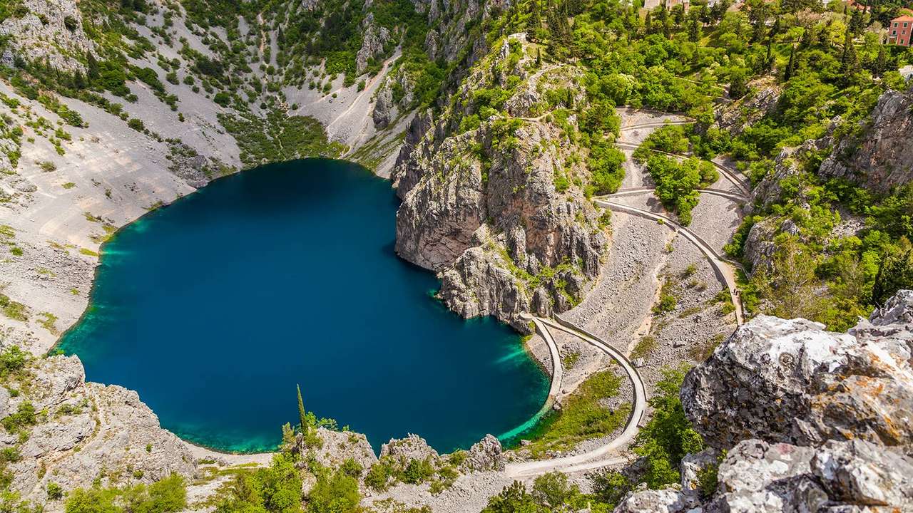 Lago da cratera Imotski na Croácia quebra-cabeças online