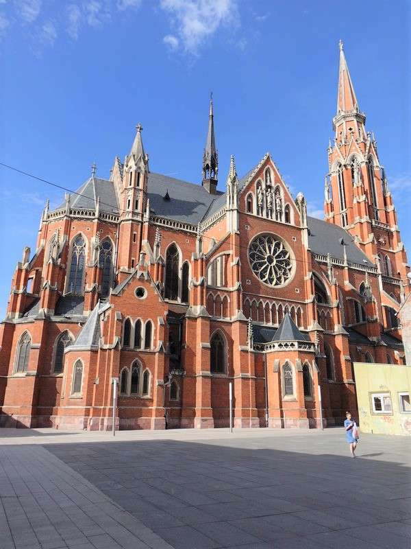 Igreja Neo-Gótica de Osijek de São Pedro na Croácia quebra-cabeças online