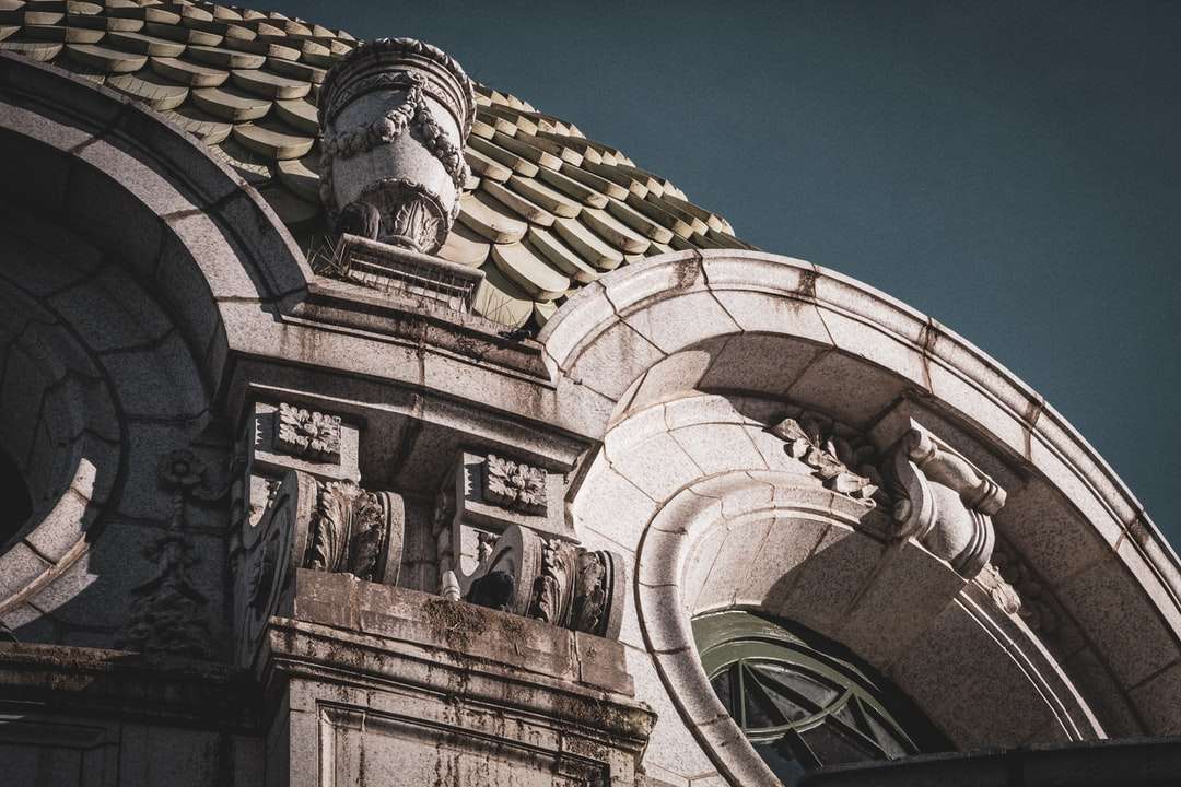 fotografia de baixo ângulo de edifício de concreto marrom quebra-cabeças online