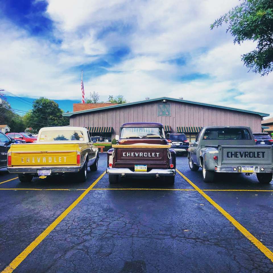 tre olika färger Chevrolet pickup lastbilar parkering Pussel online