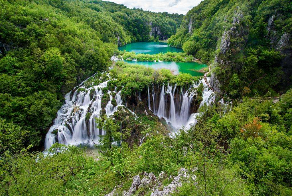 Chutes d'eau des lacs de la région de Slunj Croatie puzzle en ligne