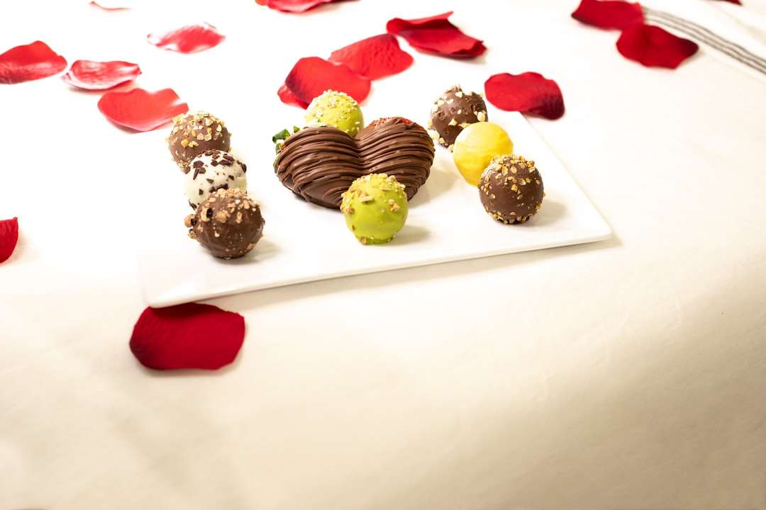 σοκολάτα cupcakes σε λευκό κεραμικό πιάτο online παζλ