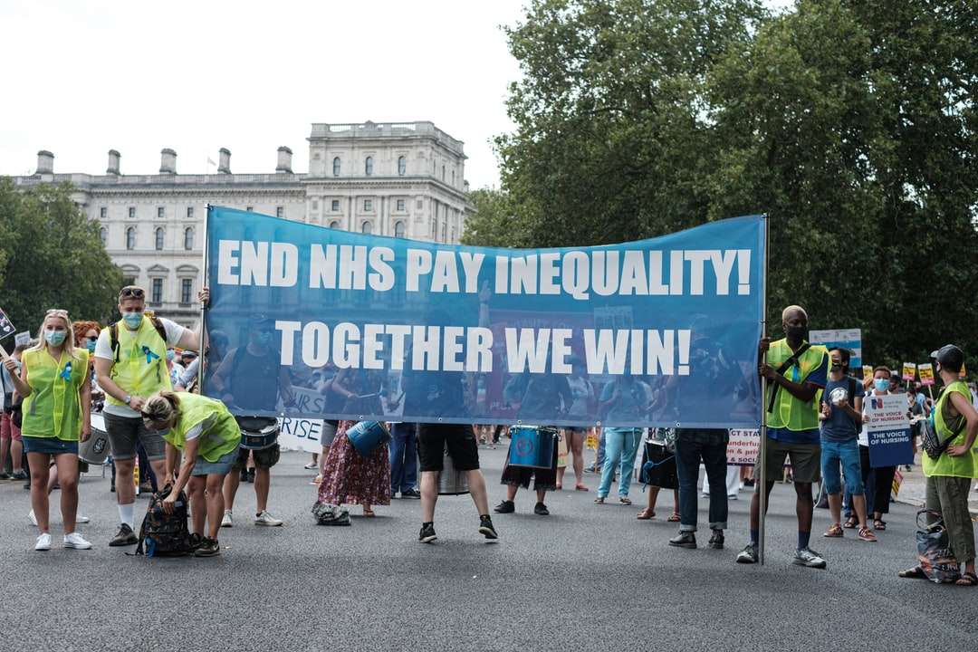 mensen lopen op straat met blauwe en witte banner online puzzel
