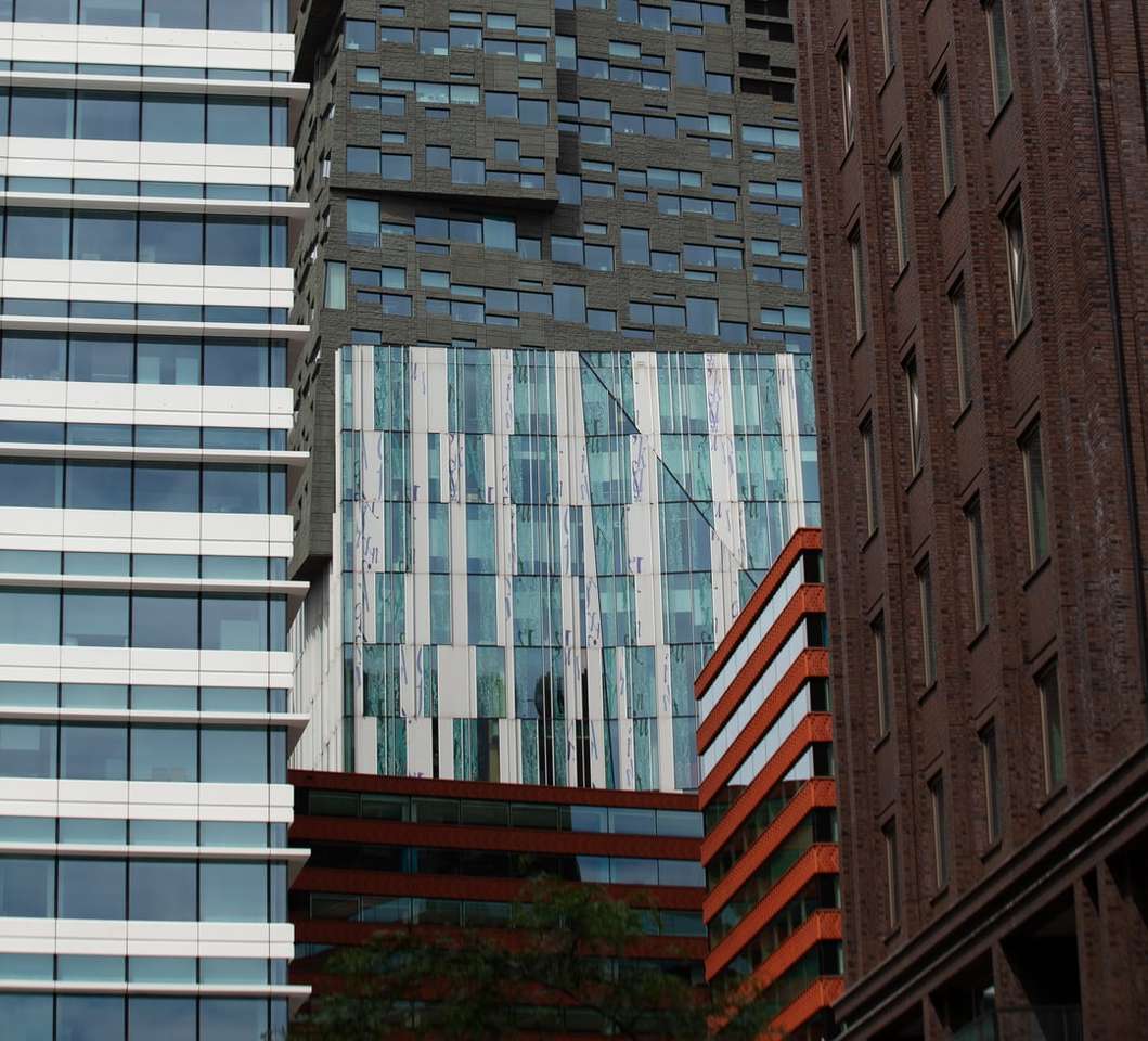 barna beton épület nappal kirakós online