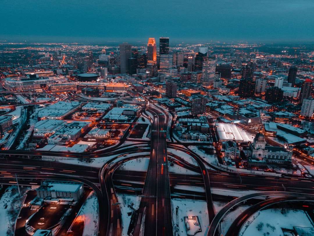 panorama města v noci online puzzle
