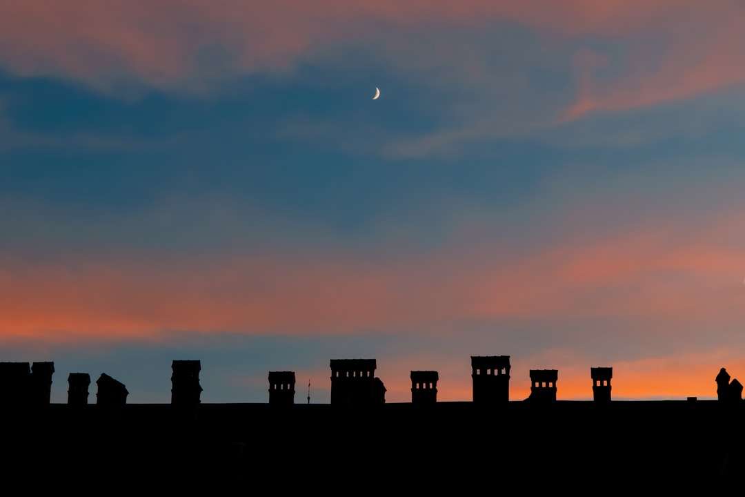 silhouet van stadsgebouwen tijdens zonsondergang legpuzzel online