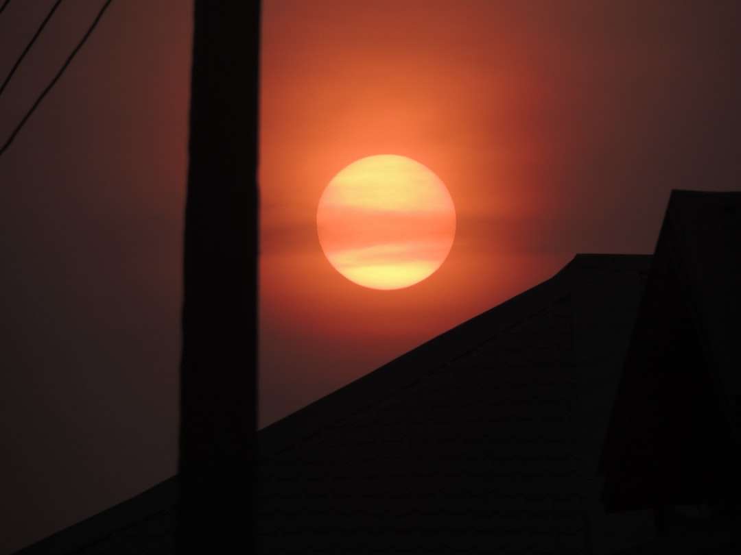 silhouette du bâtiment pendant le coucher du soleil puzzle en ligne