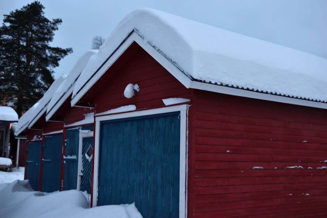κόκκινο ξύλινο σπίτι καλυμμένο με χιόνι online παζλ