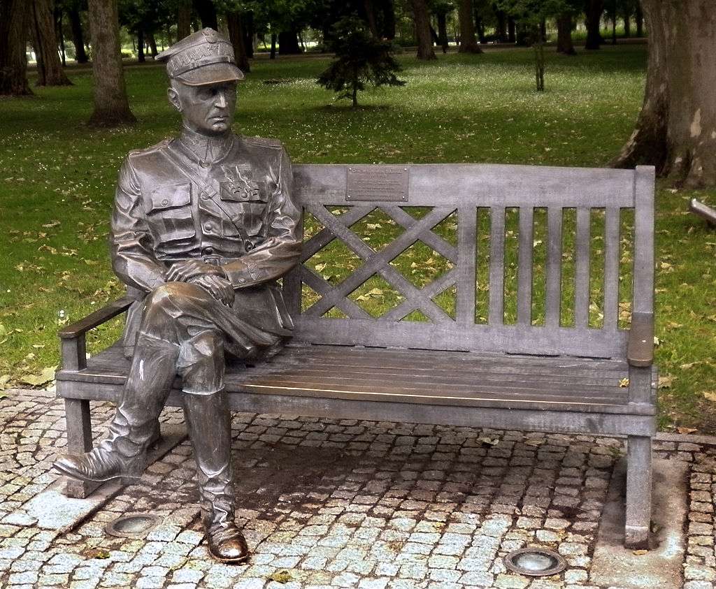 Władysław Sikorski's bench in Inowrocław jigsaw puzzle online