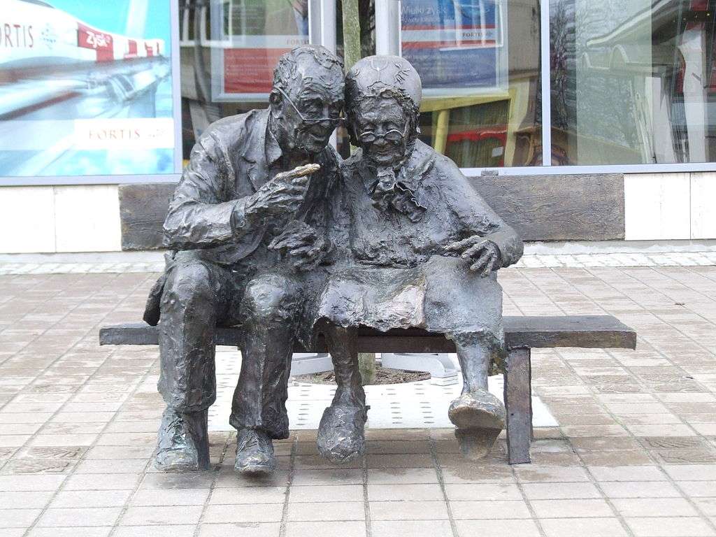 Ett par Kashubians på en bänk pussel på nätet